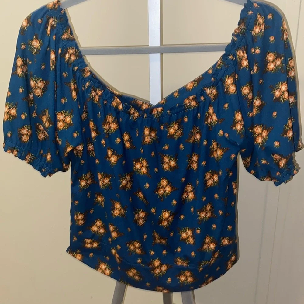 Floral Button-Up Crop Top - Picture 4 of 4